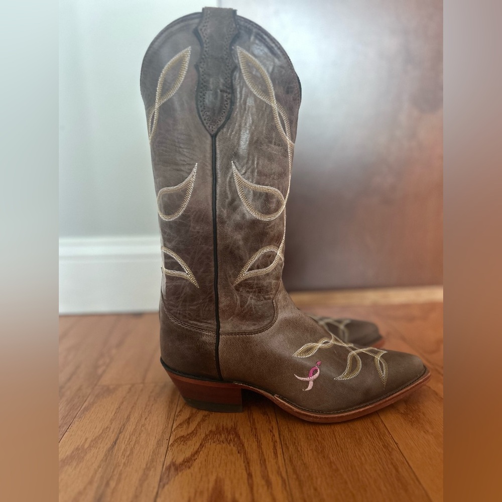 Justin Boots Brown Heeled Cowboy Boots with Distinctive Design